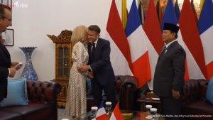 Emmanuel-Macron-dan-istrinya-cipika-ciV.jpg