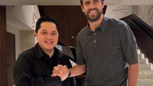 Erick-Thohir-berjabat-tangan-dan-salaman-Gerard-Pique.jpg