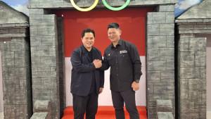 Erick-Thohir-berjabat-tangan-dengan-Raja-Sapta-Okohari.jpg