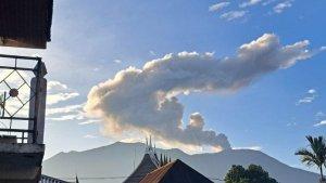 Erupsi-Gunung-Marapi-Minggu-Pagi-Kolom-Abu-Capai-800-Meter-di-Atas-Puncak.jpg