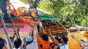 Evakuasi-penemuan-mayat-lansia-di-atap-rumah.jpg