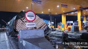 FOTO-Truk-tronton-dan-kontainer-terguling-usai-tabrak-Gerbang-Tol-Ciawi-2-arah-Jakarta.jpg