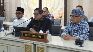 FOTO-Wakil-Ketua-DPRD-Jawa-Barat-MQ-Iswara-kemeja-hitam.jpg