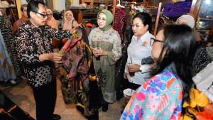 Fatma-Saifullah-Yusuf-saat-kunjungan-ke-perajin-batik-di-Solo.jpg