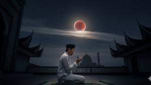 Gambar-seorang-umat-islam-sedang-beribadah-dan-berdoa-saat-terjadi-gerhana-bulan.jpg