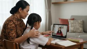 Gambar-siswa-SD-indonesia-belajar-secara-daring-di-rumah-didampingi-orang-tua.jpg