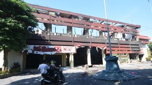 Gedung-DPRD-Kabupaten-Kediri-Hangus-Terbakar_20250831_151102.jpg