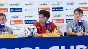 Gerald-Vanenburg-bersama-dengan-kapten-Kadek-Arel-foto-bersama.jpg