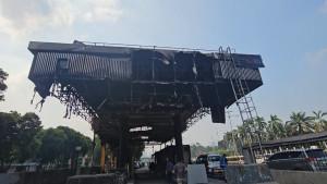 Gerbang-tol-Pejompongan-dibakar-perusuh.jpg