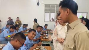 Gibran-Rakabuming-Raka-dan-istrinya-tinjau-MBG-batam.jpg
