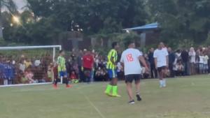Gibran-Rakabuming-menyempatkan-bermain-sepak-bola-bersama-warga.jpg