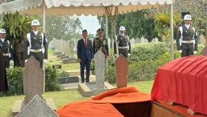 Gibran-Rakabuming-sebagai-Inspektur-Upacara-pemakaman-militer-Karlinah-Djaja-Atmadja-TMP-Kalibata.jpg