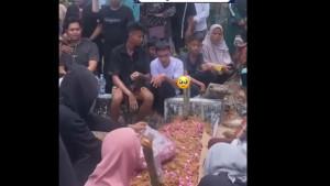 Gilang-Kurniawan-tampak-lemas-saat-menghadiri-pemakaman-istrinya-Cindy-Desta-Nanda.jpg