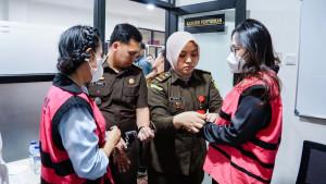 Gosyen-Maria-Lastry-Gultom-dan-Dirut-PT-Gosyen-Sejahtera-ditahan-Kejari-Jakpus-kredit-fiktif.jpg