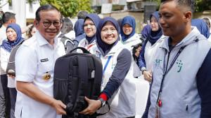 Gubernur-DKI-Jakarta-Pramono-Anung-bersama-Pasukan-Putih.jpg