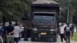 Gubernur-Sumut-Bobby-Nasution-saat-melihat-satu-unit-truk-berpelat-Aceh.jpg