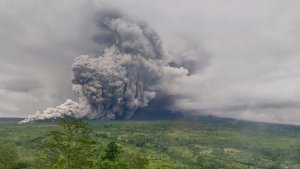 Gunung-Semeru-Erupsi-Luncurkan-Awan-Panas_20251119_210025.jpg