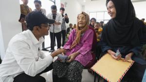 Gus-Ipul-Cek-Penyaluran-Bansos-di-Bandung-Pastikan-Bantuan-Tepat-Sasaran.jpg