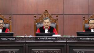 Hakim-Mahkamah-Konstitusi-MK-M-Guntur-Hamzah-didampingi-Daniel-Yusmic-P-Foekh-dan-Ridwan-Mansyur.jpg