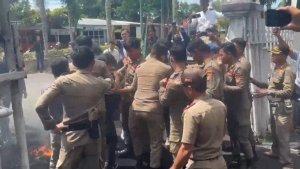 Hari-Pertama-Ngantor-Bupati-Polman-Samsul-Mahmud-Disambut-Ricuhnya-Demo-Mahasiswa.jpg