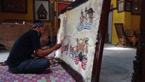 Hiasan-dinding-berbahan-kulit-kambing-karya-Agus-Suryo.jpg