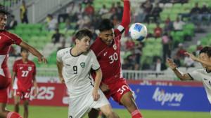 I-Putu-Panji-Apriawan-berebut-bola-pada-laga-Timnas-U17-Indonesia-vs-Uzbekistan.jpg