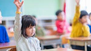 ILUSTRASI-SISWA-JEPANG-serius-mengikuti-instruksi-guru-di-depan-kelas.jpg