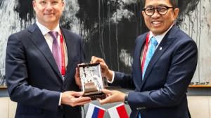 INDONESIA-DAN-RUSIA-Wakil-Menteri-Perindustrian-Faisol-Riza-kanan.jpg