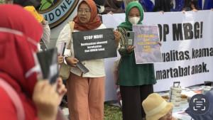Ibu-ibu-emak-emak-demo-MBG-di-kantor-BGN-Jakarta.jpg