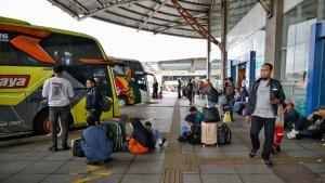 Ilustrasi-mudik-di-terminal-tunggu-bus-bis.jpg