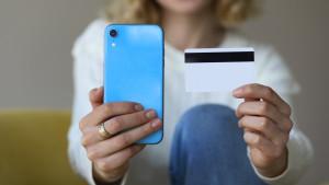 Ilustrasi-top-up-saldo-dompet-digital-dengan-smartphone-091025.jpg