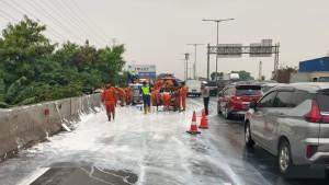 Insiden-kecelakaan-antara-truk-kontainer-dengan-light-truck-terjadi-di-jalan-Tol-Wiyoto-Wiyono.jpg