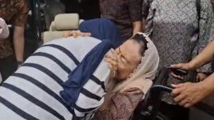 Istri-Gus-Dur-Sinta-Nuriyah-memeluk-Magda-Antista-ibunda-aktivis-Delpedro-Marhaen.jpg