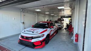 JUARA-BERTAHAN-Garasi-tim-Tim-Honda-Racing-Indonesia.jpg