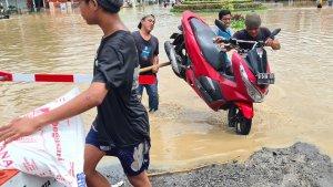 Jasa-angkut-banjir-di-Bekasi.jpg