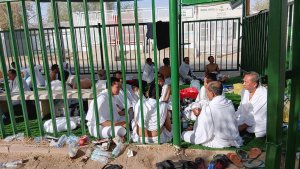 Jemaah-Haji-Indonesia-saat-Melakukan-Wukuf-di-Arafah_20250605_142846.jpg