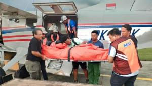 Jenazah-Melani-Wamea-31-guru-di-Bandar-Udara-Sentani-di-Kabupaten-Jayapura.jpg
