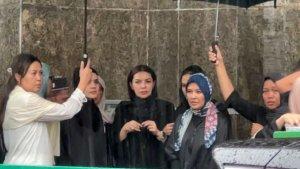 Jenazah-suami-Najwa-Shihab-sebelum-dimakamkan.jpg