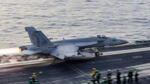 Jet-tempur-Amerika-Serikat-AS-lepas-landas-dari-Kapal-Induk-USS-Harry-S-Truman.jpg