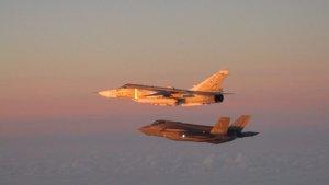 Jet-tempur-F-35-Belanda-mengawal-pembom-taktis-Sukhoi-Su-24-Fencer-Rusia.jpg