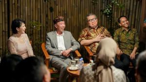 Jokowi-Joko-Widodo-berbincang-dengan-pengurus-PSI-Sekjen-Raja-Juli-Antoni.jpg