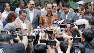 Jokowi-Laporkan-Tudingan-Ijazah-Palsu-ke-Polda-Metro_20250430_135050.jpg