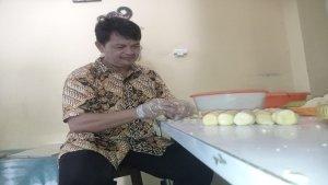 Joni-Purwantoro-pemilik-Bakpia-Fadila-tengah-mengolah-adonan-bakpia.jpg