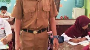 Jupriadi-guru-SMAN-10-Makassar-terdiam-di-depan-ruang-laboratorium-komputer.jpg