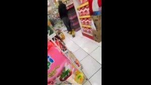 Juru-parkir-minimarket-bandung.jpg
