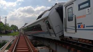 KA-Purwojaya-Gambir-Cilacap-anjlok.jpg