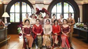 KEBAYA-MERAH-PUTIH-Eni-Joe-dan-para-muse.jpg