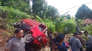 KECELAKAAN-TRUK-DI-CIREBON-2-TEWAS.jpg