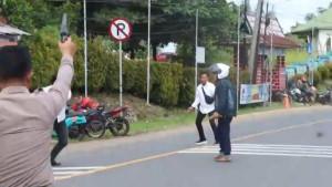 KEJAR-POLISI-Ipda-Zipli-saat-memberikan-tembakan-peringatan.jpg