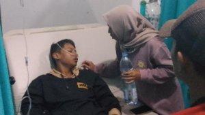 KERACUNAN-MBG-Seorang-pelajar-sedang-diperiksa-oleh-tenaga-kesehatan-Puskesmas-Rajapolah.jpg
